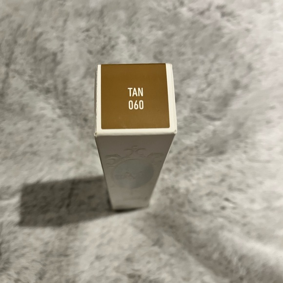 KVD Beauty True Portrait Liquid To Powder Foundation - Picture 2 of 3